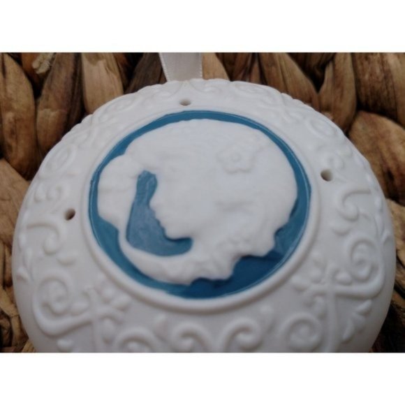 Vintage Lingerie Coty Sweet Earth Cameo Pomander, EUC - Picture 6 of 6